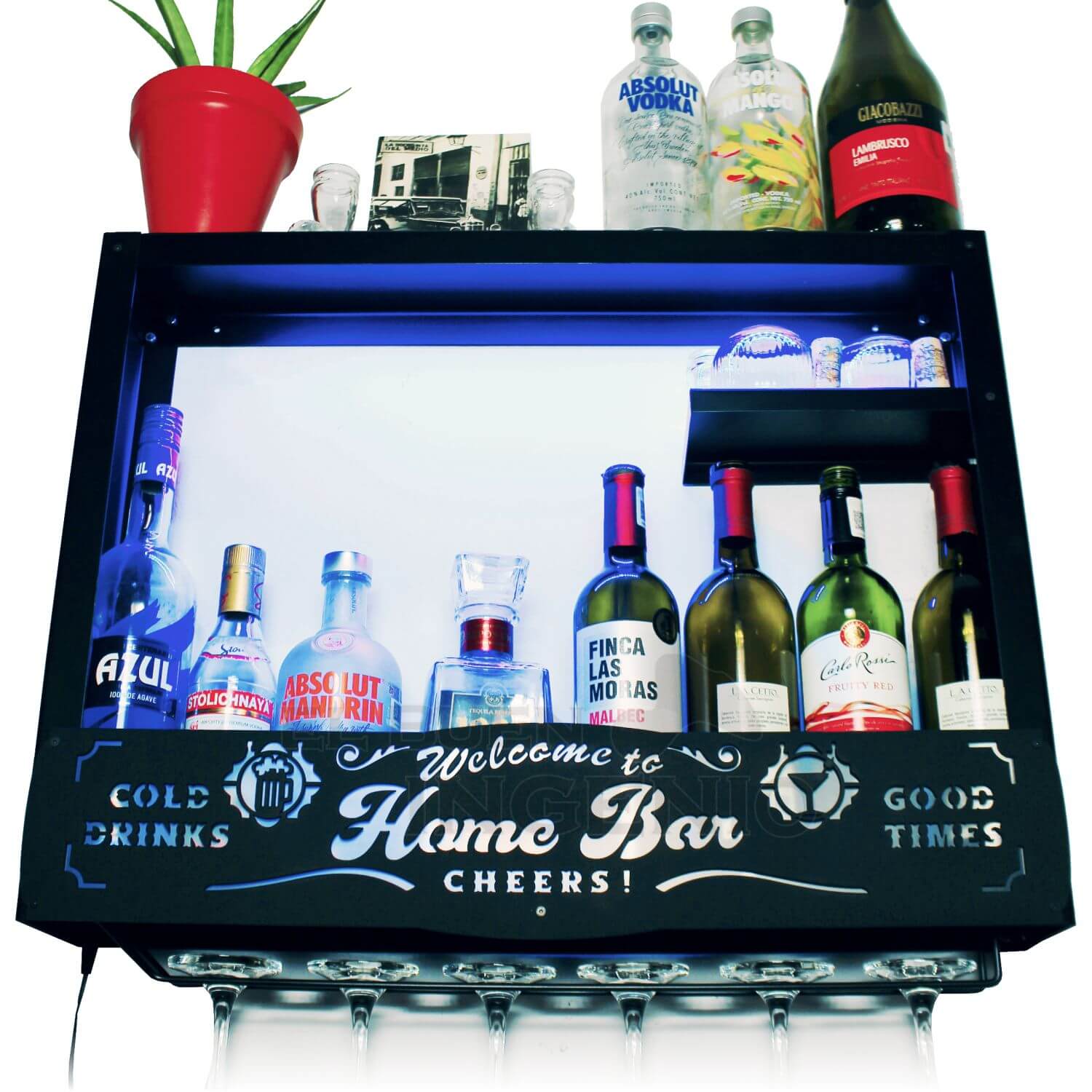 Bar de vinos con una elegante barra de bar, taburetes de bar y estantes  retroiluminados que exhiben botellas